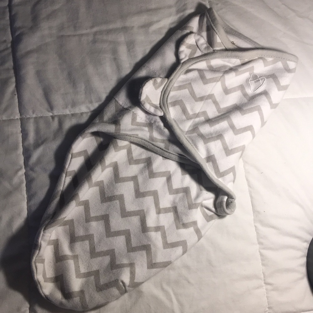 Size Small SwaddleMe baby Swaddle in grey & white